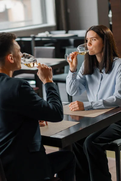 Date Hotel Restaurant Man Woman Drink White Wine Glasses Face — Stock Photo, Image