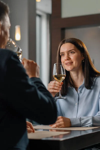 Uma Data Restaurante Hotel Homem Uma Mulher Bebem Vinho Branco — Fotografia de Stock