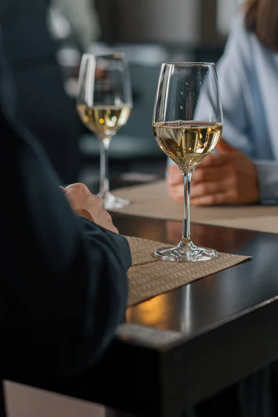 Uma Data Homem Restaurante Hotel Uma Mulher Bebem Vinho Branco — Fotografia de Stock