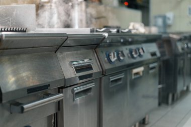 Otel restoranının mutfağında profesyonel mutfak gereçleri iç yemek fırını.