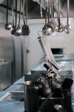 Otel restoranının mutfağında profesyonel mutfak gereçleri.