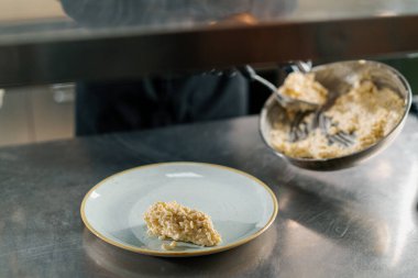 Otelin restoranında profesyonel mutfak. Şef risotto servisini çok iyi yapıyor.
