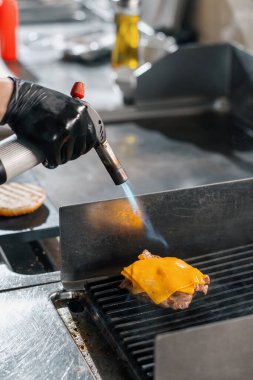 Otel restoranının profesyonel mutfağı peynirli burger köftesi.