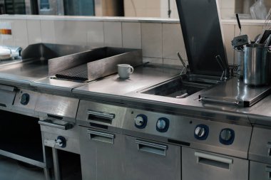 Otel restoranının mutfağında profesyonel mutfak gereçleri.