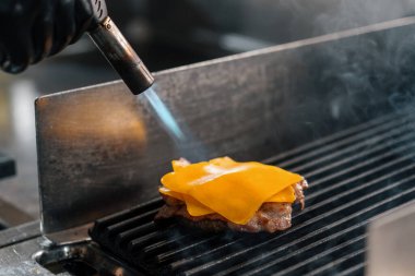 Otel restoranındaki profesyonel mutfak. Mutfağı kapat, peyniri kızart ve köfteyi kızart.