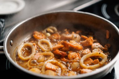 Otel restoranında profesyonel mutfak. Karides karidesli, midyeli, somon balıklı yakın deniz ürünleri.