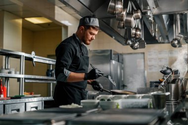 Otel restoranında profesyonel mutfak. Şef öğle yemeği için pilav hazırlar.