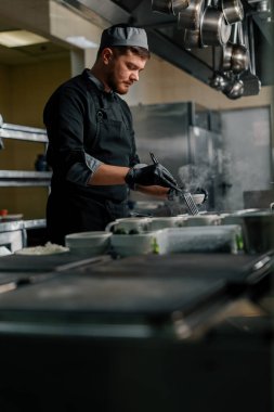 Otel restoranında profesyonel mutfak. Şef öğle yemeği için pilav hazırlar.