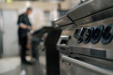 Otel şefinin restoranında profesyonel mutfak yemek hazırlar.