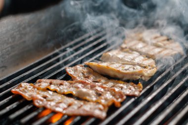 Otel restoranında profesyonel mutfak. Kulüp sandviçi için ızgara tavuk ve pastırma.
