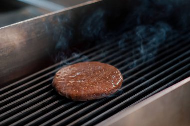 Otel Burger Patty restoranındaki profesyonel mutfak kızartılıyor.