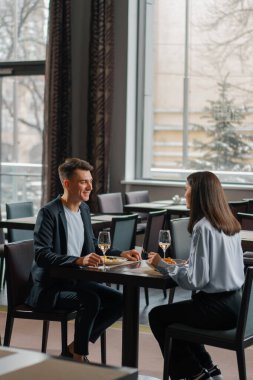 Otelin restoranında buluşacağız. Yanında şarap ve lezzetli yemekler olacak.