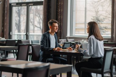 Otelin restoranında buluşacağız. Yanında şarap ve lezzetli yemekler olacak.