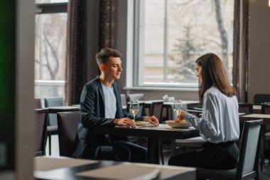 Otelin restoranında buluşacağız. Yanında şarap ve lezzetli yemekler olacak.