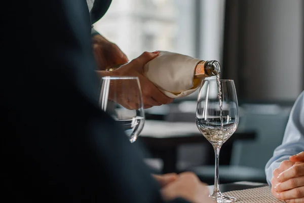 Randka Hotelowej Restauracji Mężczyzna Kobieta Piją Białe Wino Szklankach Kelner — Zdjęcie stockowe