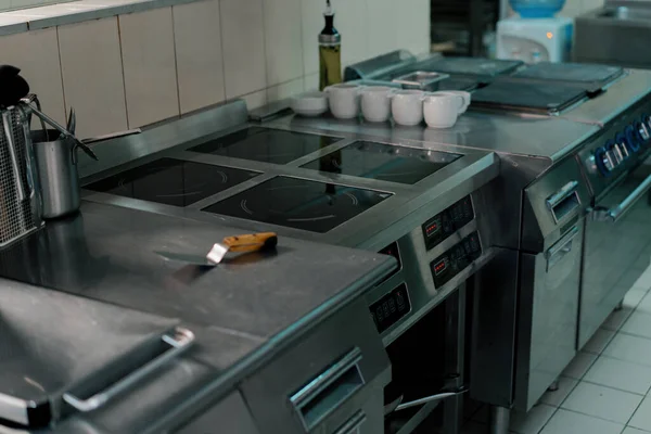 Otel Restoranının Mutfağında Profesyonel Mutfak Gereçleri Yemek Fırını — Stok fotoğraf