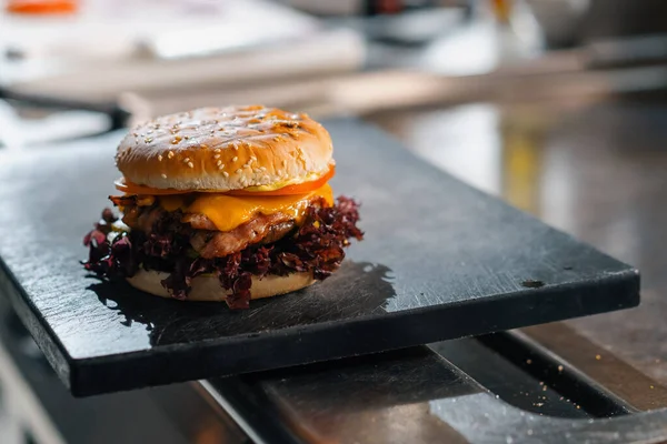 Professional Kitchen Hotel Restaurant Freshly Prepared Burger Serving Guests — Stock Photo, Image