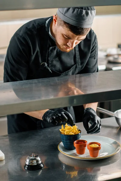 Professionele Keuken Het Restaurant Van Het Hotel Chef Kok Maakt — Stockfoto