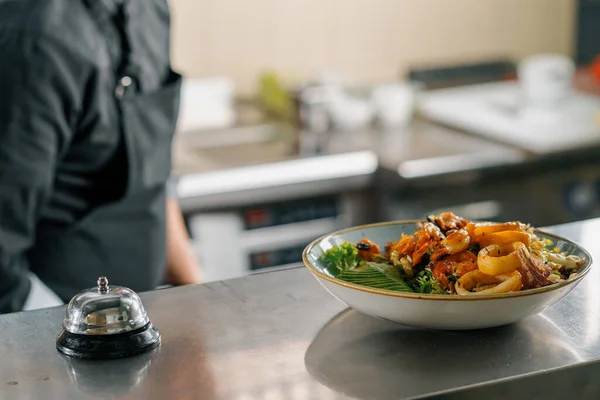 プロのキッチンホテルレストランシーフードサラダとアボカドのクローズアップエビイカホタテ貝 — ストック写真