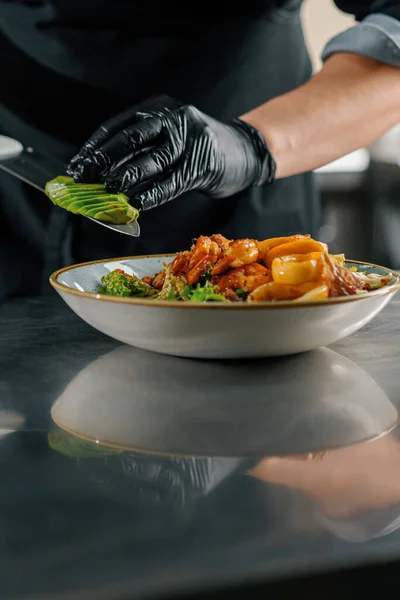 Otel Şefinin Restoranındaki Profesyonel Mutfak Deniz Ürünleri Salatası Hazırlıyor — Stok fotoğraf