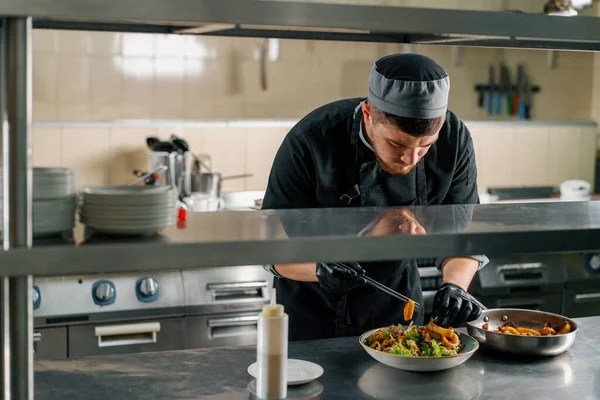 Profesjonalna Kuchnia Restauracji Hotelowego Szefa Kuchni Przygotowuje Sałatkę Owoców Morza — Zdjęcie stockowe