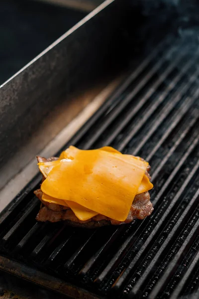 Professional Kitchen Hotel Restaurant Close Burger Patty Cheese Being Grilled — Stock Photo, Image