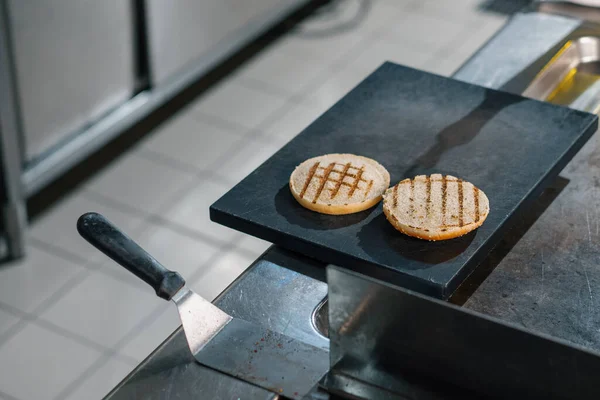 Profesyonel Mutfak Otel Restoranı Izgara Hamburger Çörekleri Yemek Konsepti — Stok fotoğraf