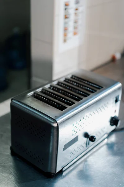 Otel Restoranındaki Profesyonel Mutfakta Mutfak Aletleri Tost Makinesi Var — Stok fotoğraf