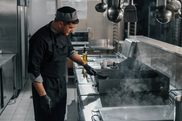 Cocina Profesional Restaurante Del Hotel Chef Está Asando Una Hamburguesa — Foto de Stock