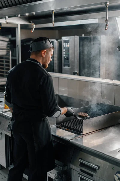 Otel Restoranındaki Profesyonel Mutfak Şefi Hamburgerin Üstünde Köfte Pişiriyor — Stok fotoğraf