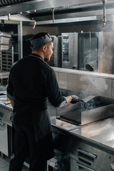 Otel Restoranında Profesyonel Bir Mutfak Şef Havada Spatulayla Hamburger Köftesi — Stok fotoğraf