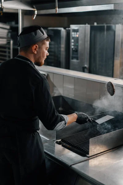 Professionele Keuken Een Hotel Restaurant Chef Kok Zet Een Burger — Stockfoto