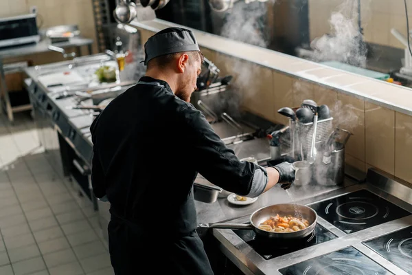 Профессиональная Кухня Ресторане Отеля Шеф Повар Жарит Морепродукты Сковороде — стоковое фото