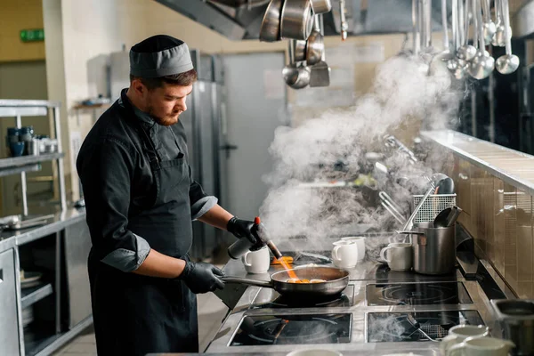 Otel Restoranında Profesyonel Mutfak Şef Tavada Deniz Ürünleri Kızartıyor — Stok fotoğraf