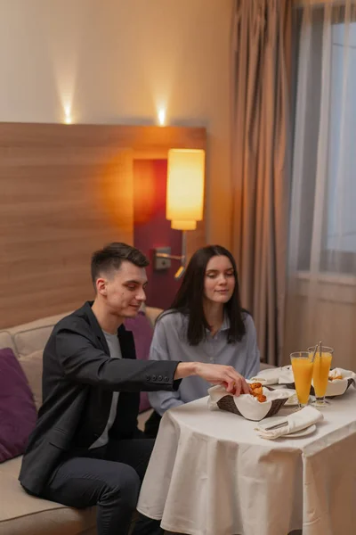 Een Gelukkig Stel Bestelde Roomservice Met Ontbijt Luxe Hotel Kamer — Stockfoto