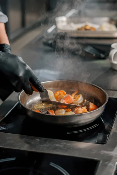 Professional Kitchen Hotel Restaurant Close Seafood Fried Pan Shrimp Squid — Stock Photo, Image