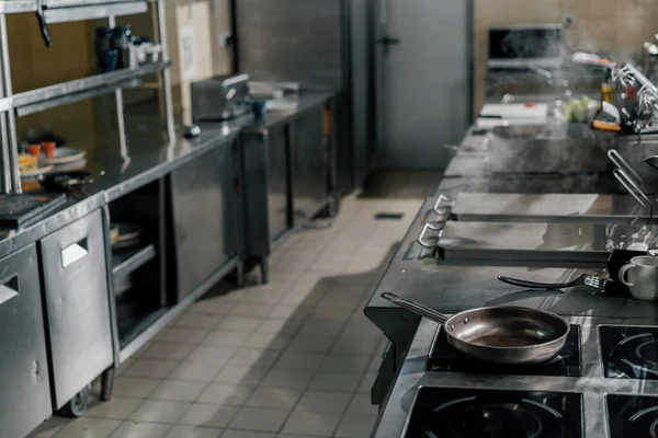 Otel Restoranının Mutfağında Profesyonel Mutfak Gereçleri Yemek Fırını — Stok fotoğraf