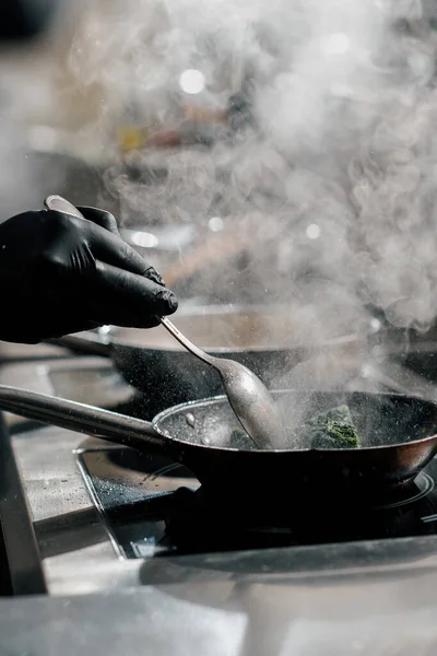 Professional Kitchen Hotel Restaurant Close Chef Preparing Spinach Pan — Stock Photo, Image