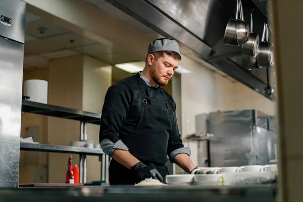 Professionellt Kök Hotellets Restaurang Kocken Tillagar Maträtt Risotto Till Lunch — Stockfoto