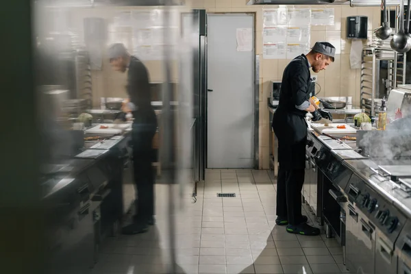 Professionellt Kök Hotellkockens Restaurang Lagar Måltider Matlagning — Stockfoto