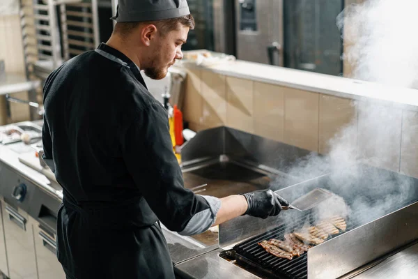 Profesionální Kuchyně Hotelové Restauraci Šéfkuchař Připravuje Kuře Pro Klubový Sendvič — Stock fotografie