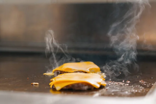 Professionelle Küche Hotelrestaurant Hautnah Smash Burger Mit Gegrilltem Käse Food — Stockfoto