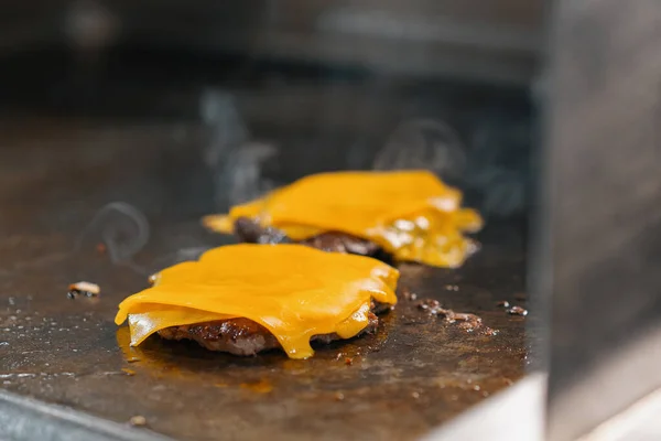 Profesyonel Mutfak Otel Restoranı Kapalı Kapaklı Izgara Peynirli Burger Konsepti — Stok fotoğraf