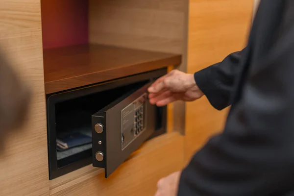 Bir Otel Odasındaki Kasayı Açmak Kilitlemek Için Şifre Girer Değerli — Stok fotoğraf