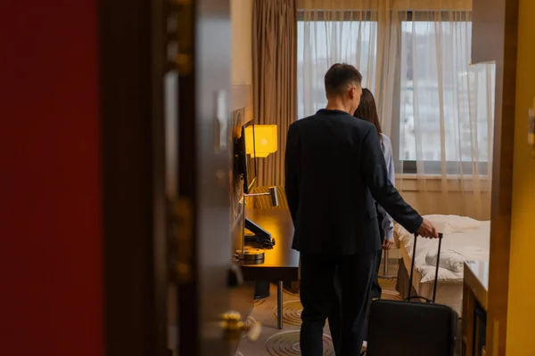 Çift Seyahat Sırasında Dinlenmek Için Bavullarıyla Bir Otel Odasına Geldi — Stok fotoğraf