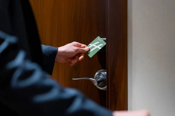 Elinde Bavul Olan Bir Adam Otel Odasının Kapısını Açıyor Seyahat — Stok fotoğraf