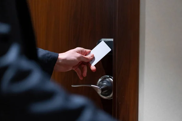 Elinde Bavul Olan Bir Adam Otel Odasının Kapısını Açıyor Seyahat — Stok fotoğraf