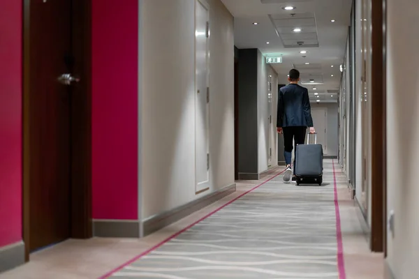 Uomo Con Una Valigia Cammina Lungo Corridoio Dell Hotel Una — Foto Stock