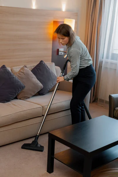 Una Sirvienta Diligente Uniforme Cuidadosamente Aspira Alfombra Mientras Limpia Habitación — Foto de Stock
