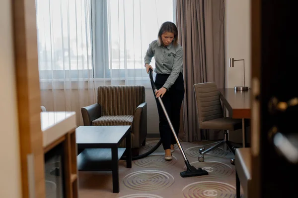 Çalışkan Bir Hizmetçi Otel Odasını Temizlerken Halıyı Dikkatlice Temizler — Stok fotoğraf